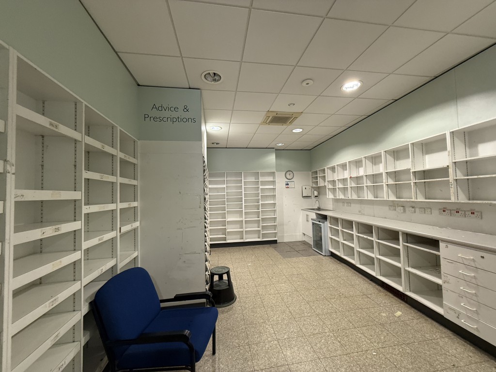 Lot: 42 - SUBSTANTIAL FREEHOLD FORMER PHARMACY WITH EXTENSIVE COMMERCIAL ACCOMMODATION - Dispensary area